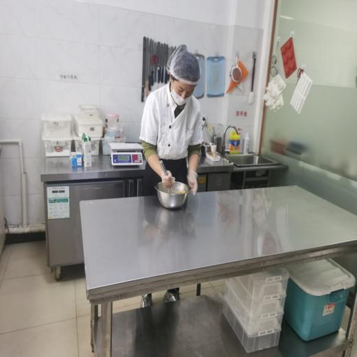 周末覓食避雷指南 新區(qū)飯店后廚內(nèi)幕大揭秘，廚房加工暗藏危機(jī)